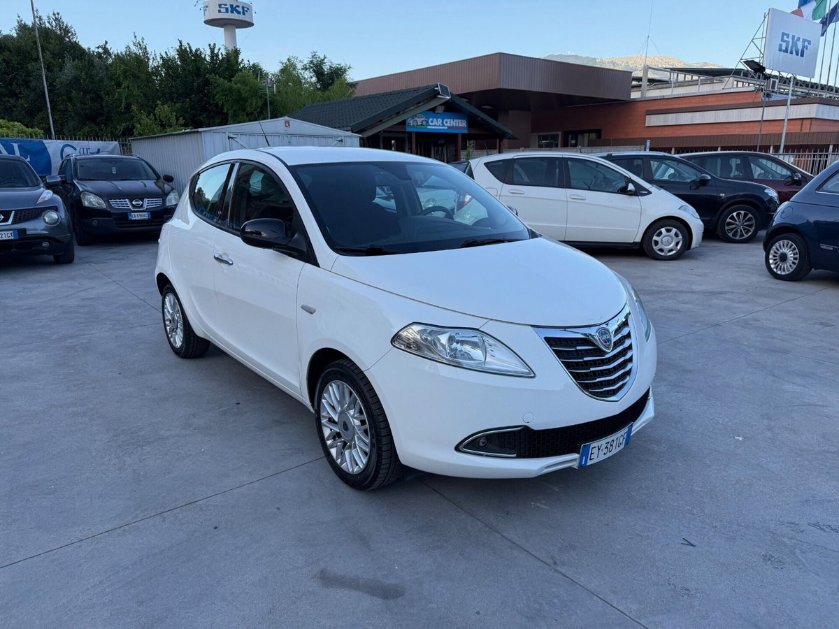 Lancia Ypsilon 1.2 69 CV 5 porte Platinum (3)