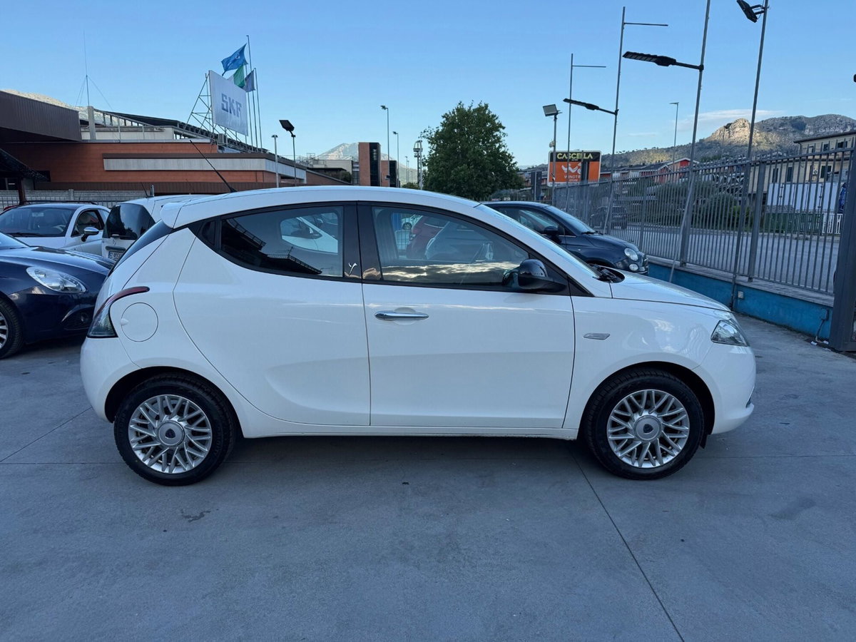 Lancia Ypsilon 1.2 69 CV 5 porte Platinum (4)