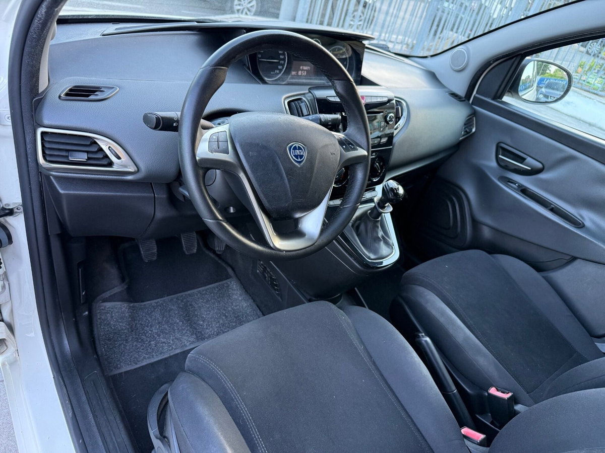 Lancia Ypsilon 1.2 69 CV 5 porte Platinum (9)