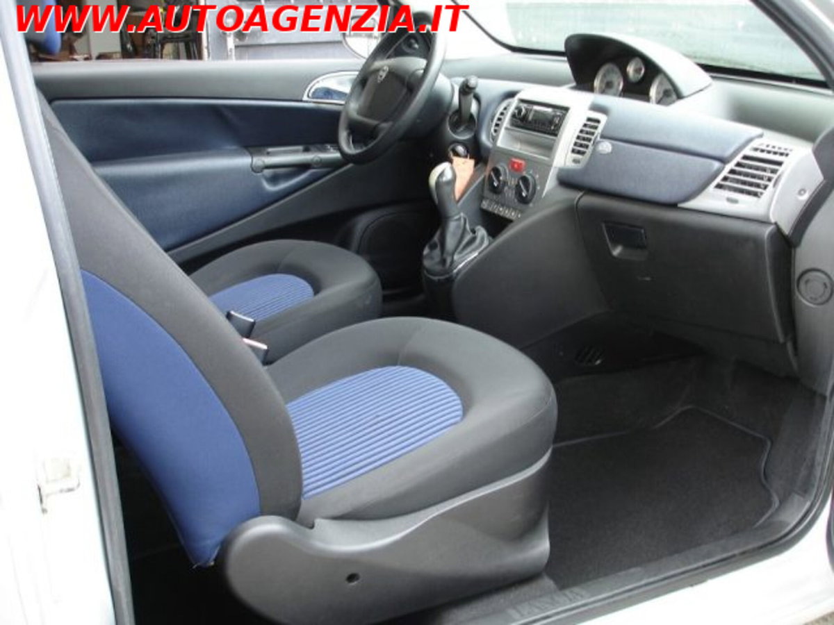 Lancia Ypsilon 1.3 MJT 75 CV New Oro (17)