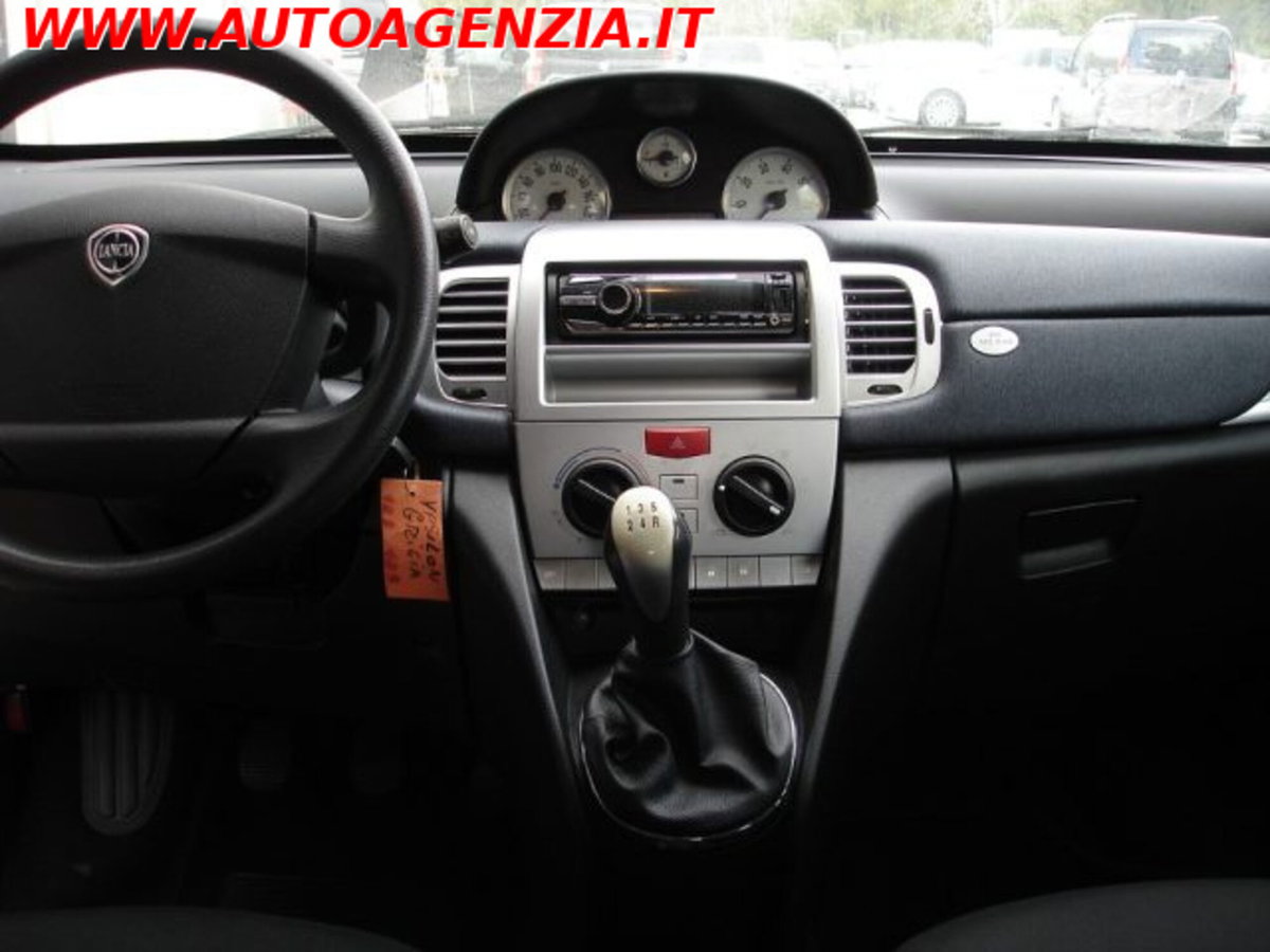 Lancia Ypsilon 1.3 MJT 75 CV New Oro (18)