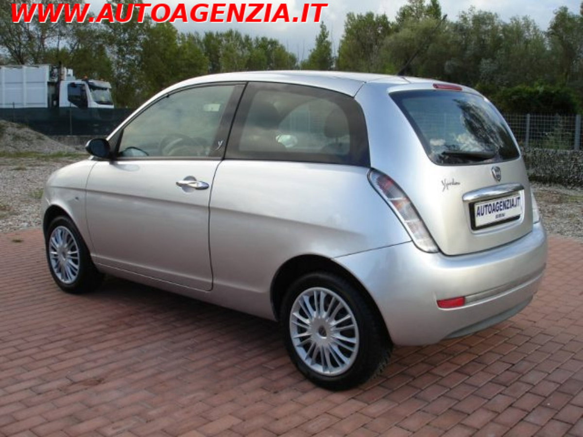 Lancia Ypsilon 1.3 MJT 75 CV New Oro (5)