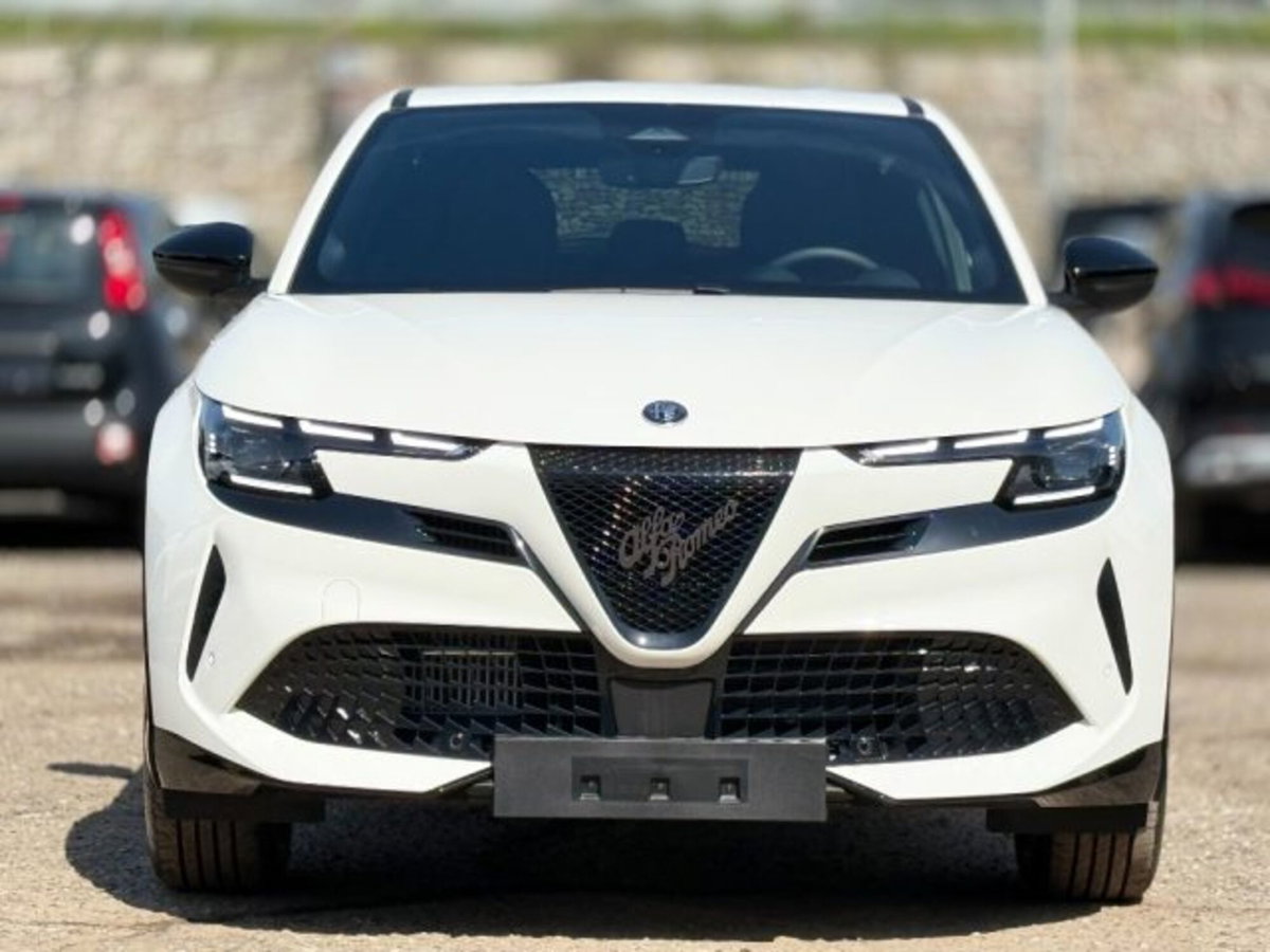 Alfa Romeo Junior 1.2 ibrida Q4 Ti 145cv edct6 (2)