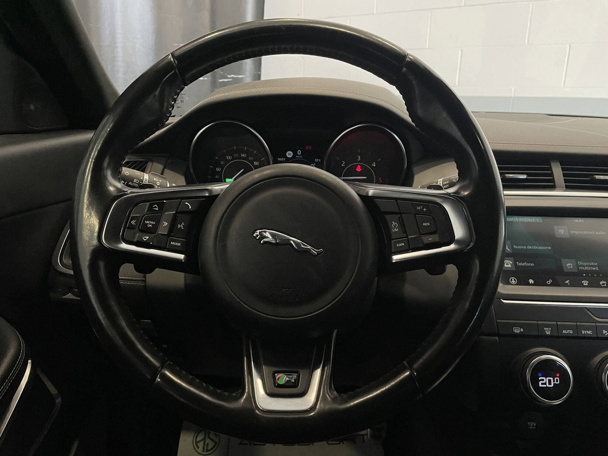 Jaguar E-Pace 2.0D 180 CV AWD R-Dynamic (12)