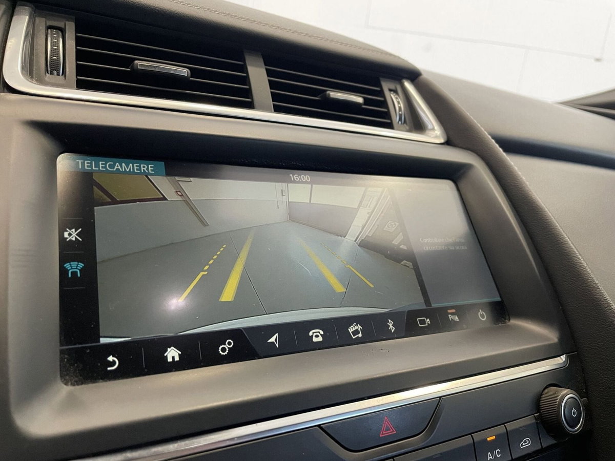 Jaguar E-Pace 2.0D 180 CV AWD R-Dynamic (16)
