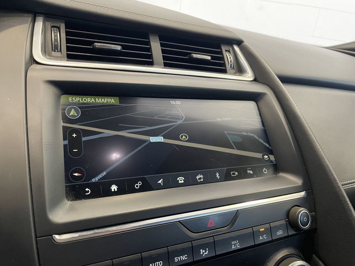 Jaguar E-Pace 2.0D 180 CV AWD R-Dynamic (17)
