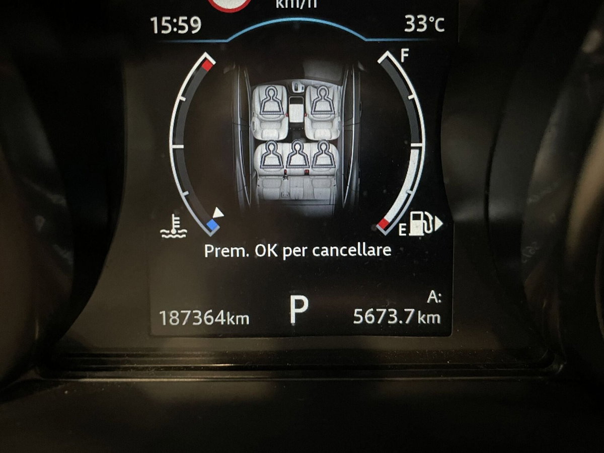 Jaguar E-Pace 2.0D 180 CV AWD R-Dynamic (18)