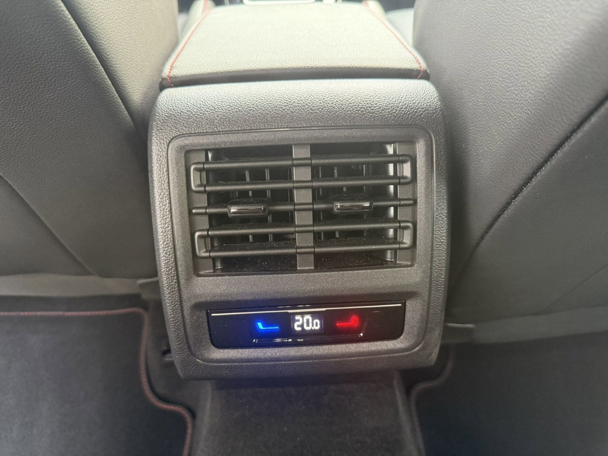 Volkswagen Golf 2.0 TSI GTI DSG (15)