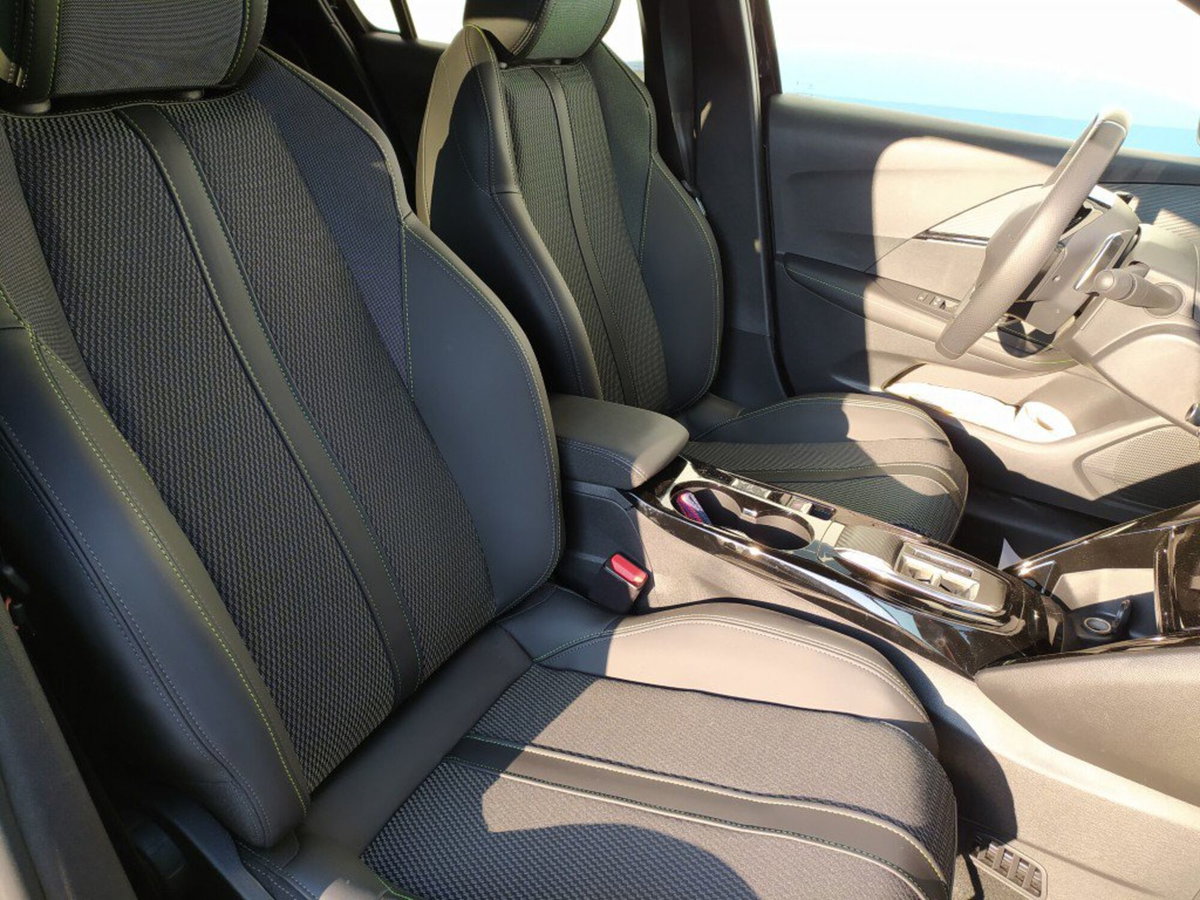 Peugeot 208 1.2 hybrid GT 145cv e-dcs 6 (19)