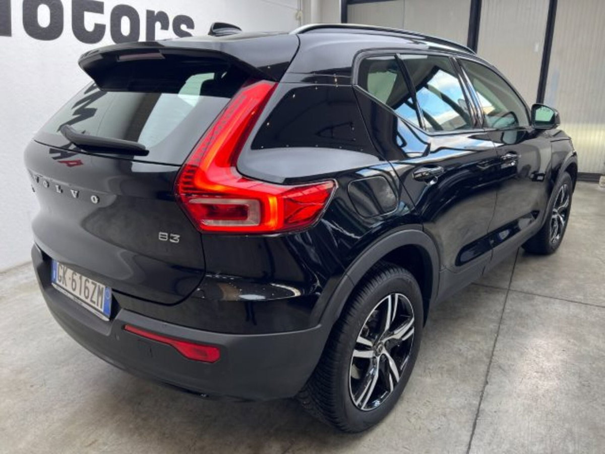 Volvo XC40 B3 automatico Plus Dark (7)