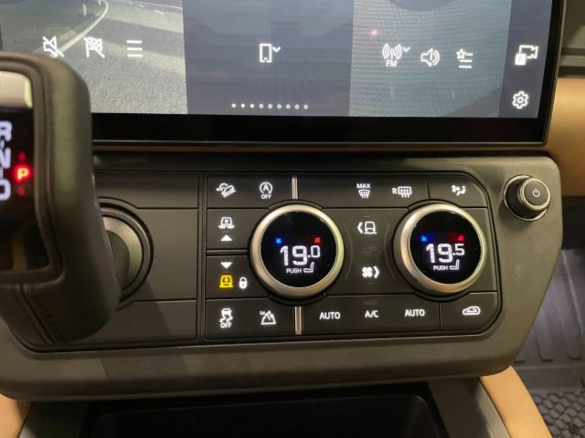 Land Rover Defender 110 3.0d i6 mhev Stone Edition awd 200cv auto (12)