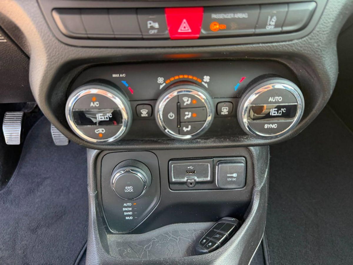 Jeep Renegade 2.0 Mjt 140CV 4WD Active Drive Limited (16)