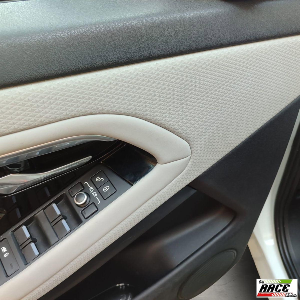 Land Rover Range Rover Evoque 2.0D I4-L.Flw 150 CV (12)