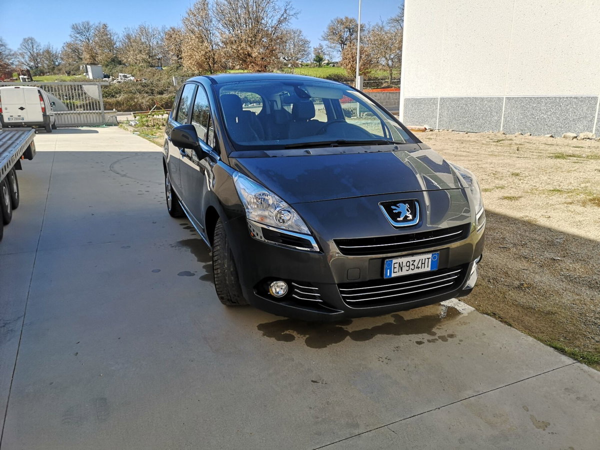 Peugeot 5008 1.6 HDi 112CV Allure (2)