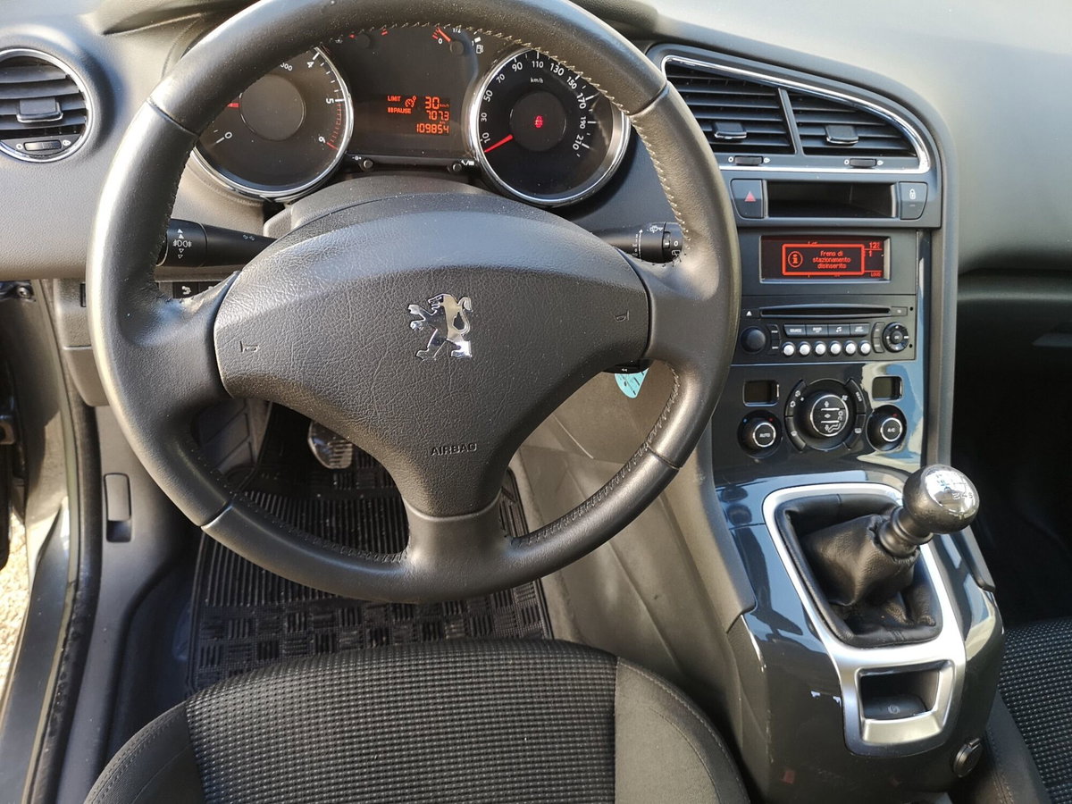 Peugeot 5008 1.6 HDi 112CV Allure (7)