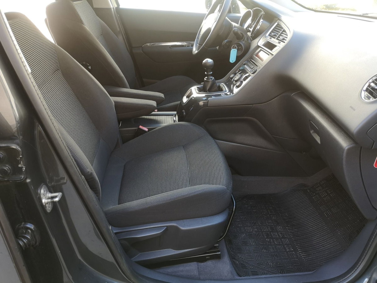 Peugeot 5008 1.6 HDi 112CV Allure (9)