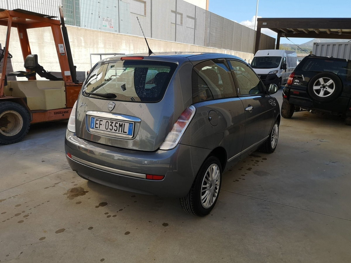 Lancia Ypsilon 1.3 MJT 75 CV Diva (4)
