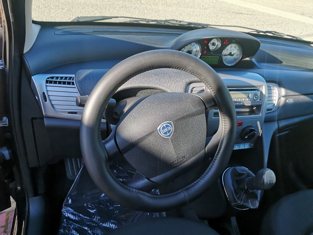 Lancia Ypsilon 1.3 MJT 75 CV Diva (8)