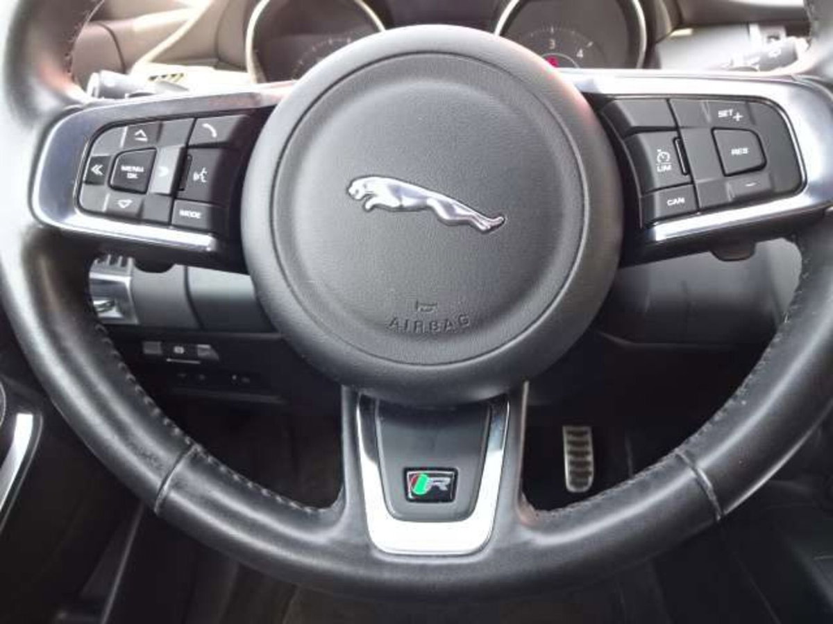Jaguar E-Pace 2.0D 180 CV AWD R-Dynamic (13)