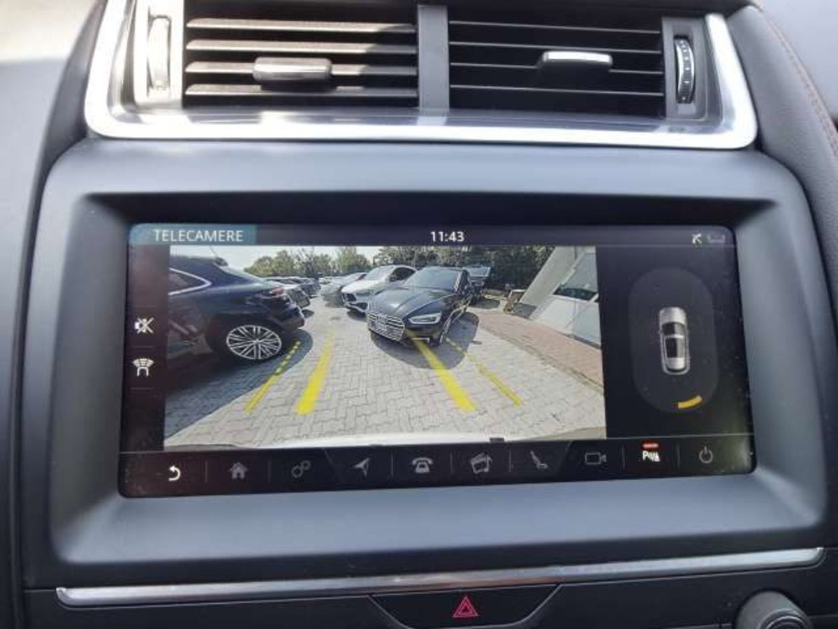 Jaguar E-Pace 2.0D 180 CV AWD R-Dynamic (8)