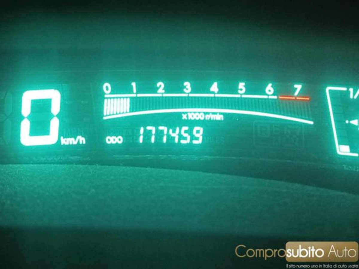Toyota Yaris 1.0 5 porte (11)