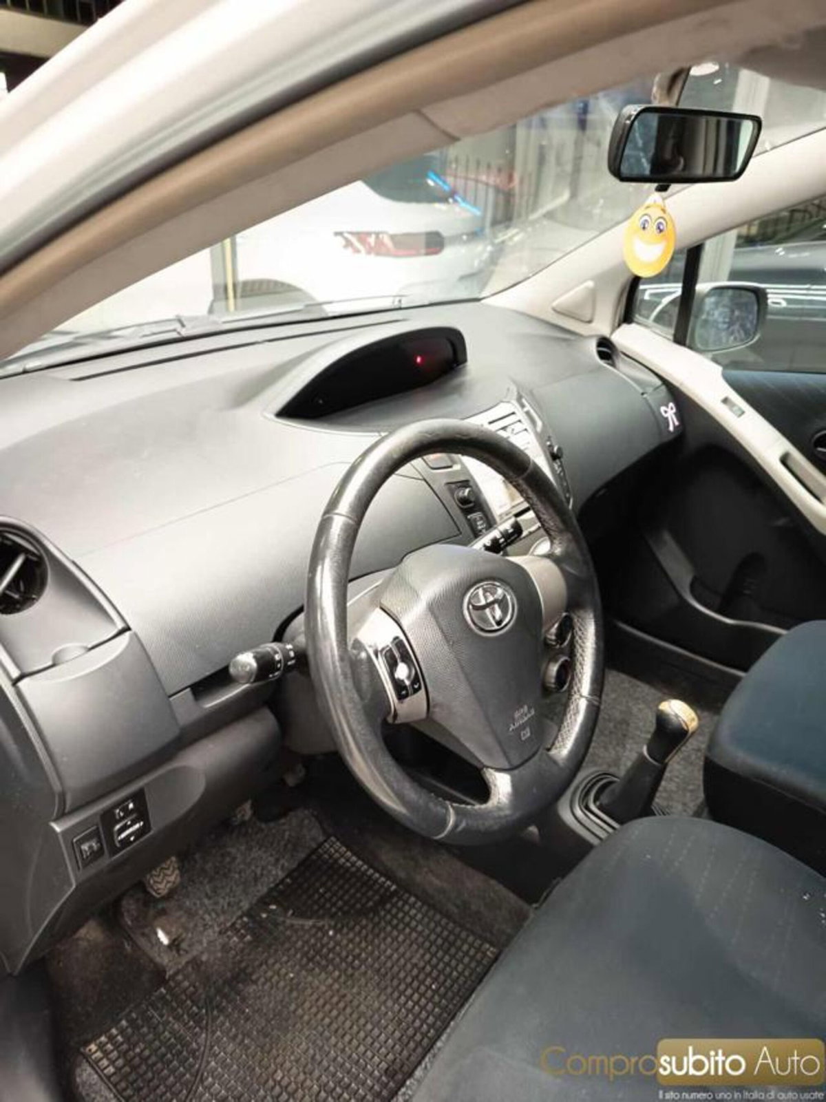 Toyota Yaris 1.0 5 porte (17)
