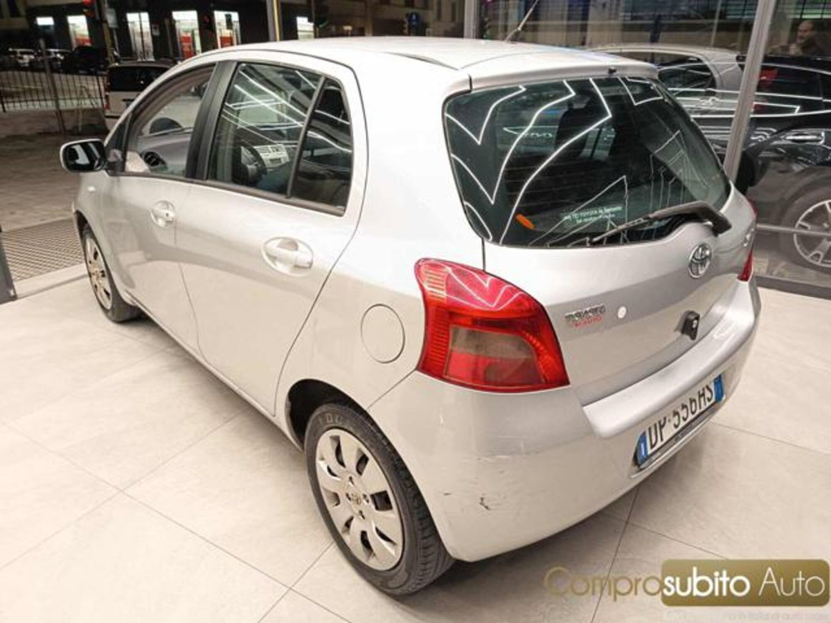 Toyota Yaris 1.0 5 porte (4)