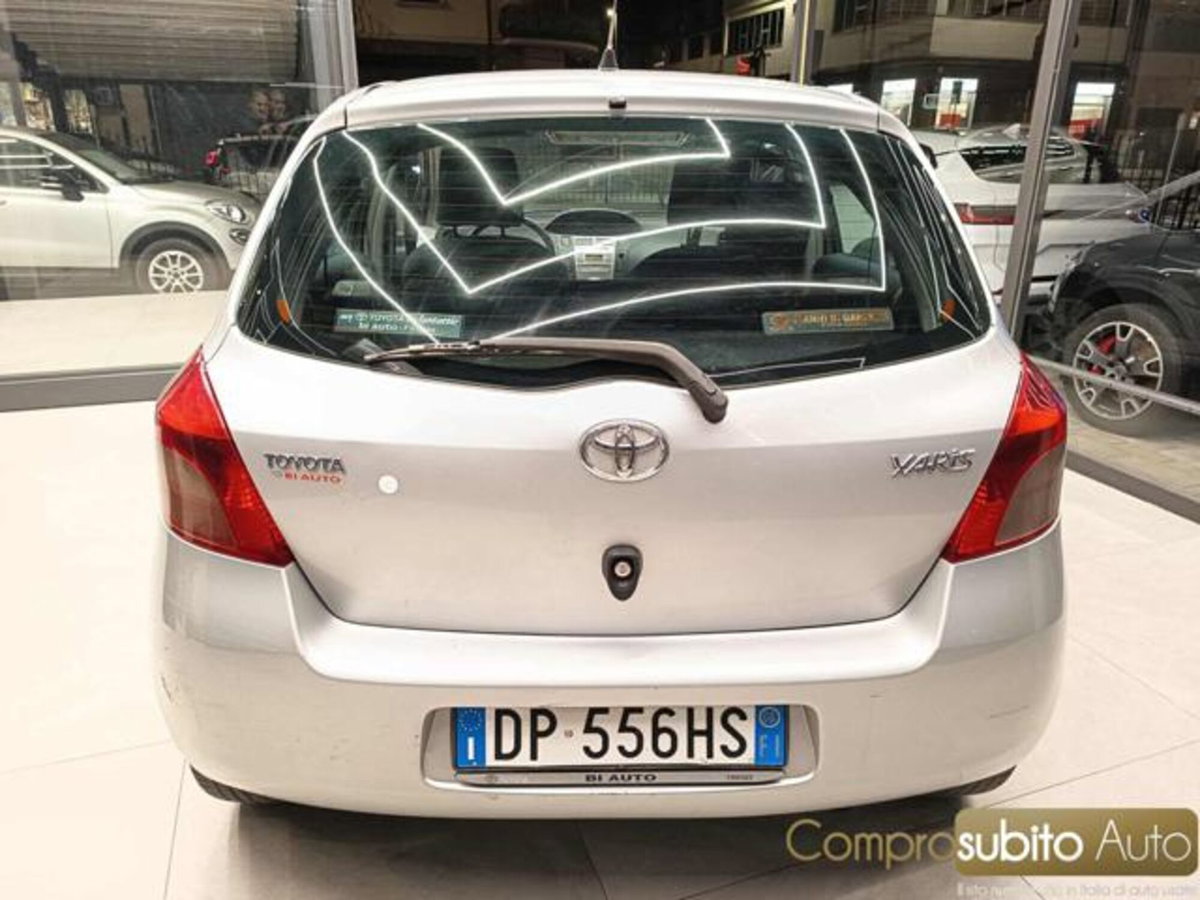 Toyota Yaris 1.0 5 porte (7)