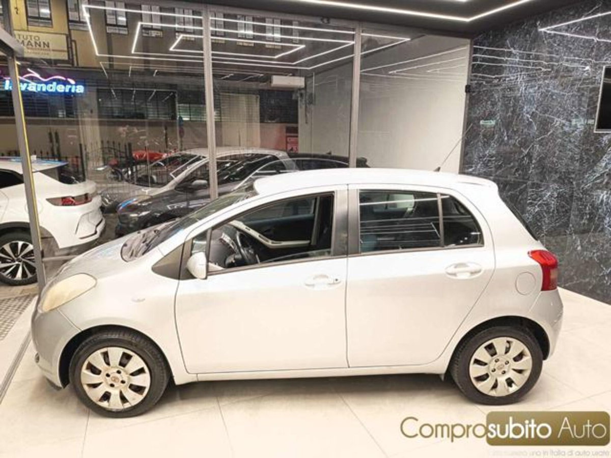 Toyota Yaris 1.0 5 porte (8)