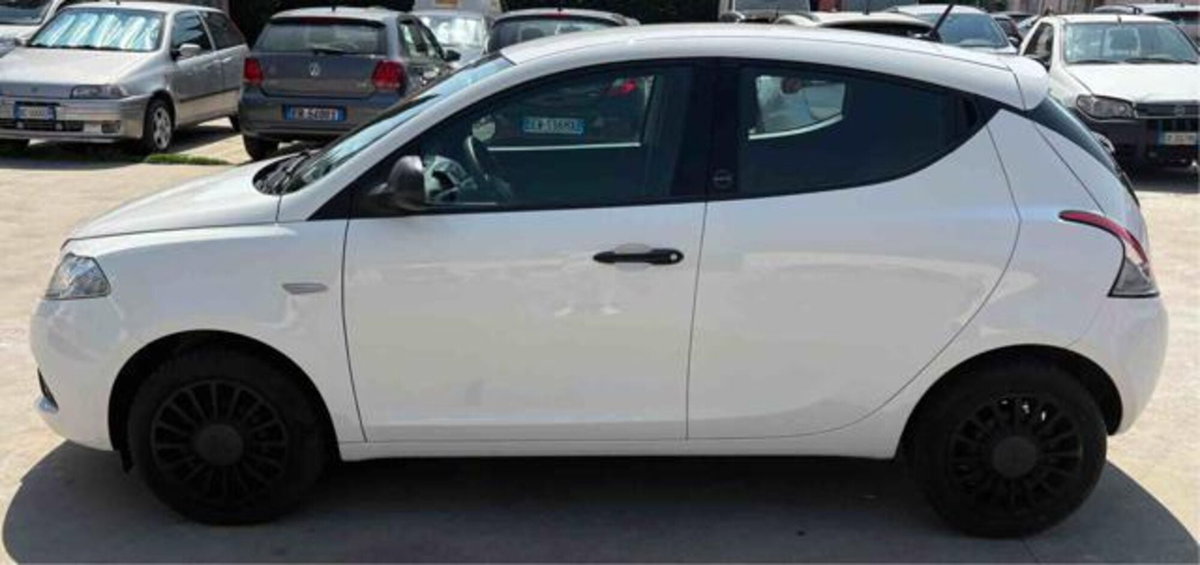 Lancia Ypsilon 1.0 FireFly 5 porte S&S Hybrid Ecochic Gold (2)