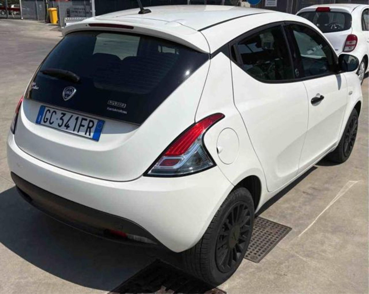 Lancia Ypsilon 1.0 FireFly 5 porte S&S Hybrid Ecochic Gold (5)