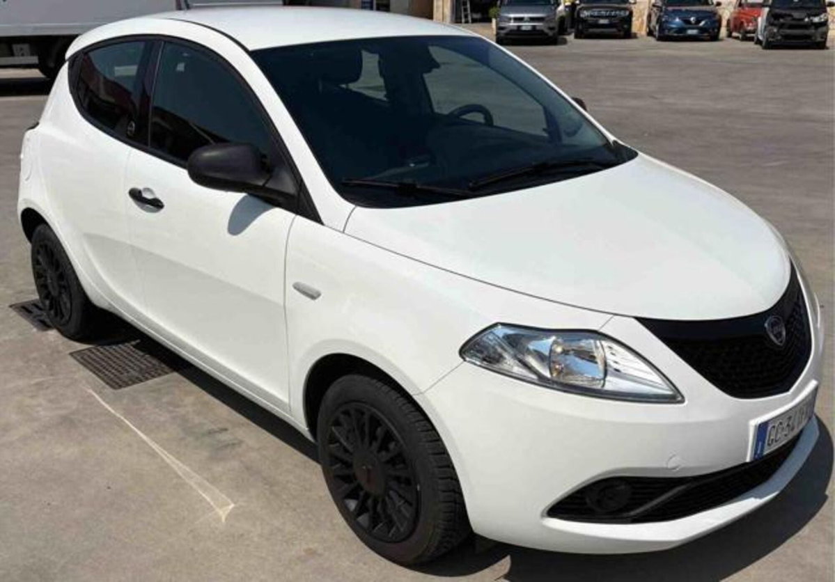 Lancia Ypsilon 1.0 FireFly 5 porte S&S Hybrid Ecochic Gold (7)