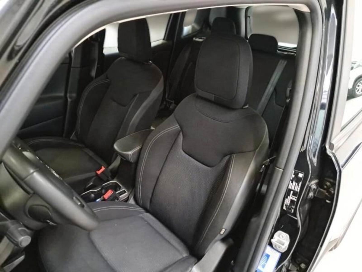 Jeep Renegade 1.3 T4 DDCT Limited (9)