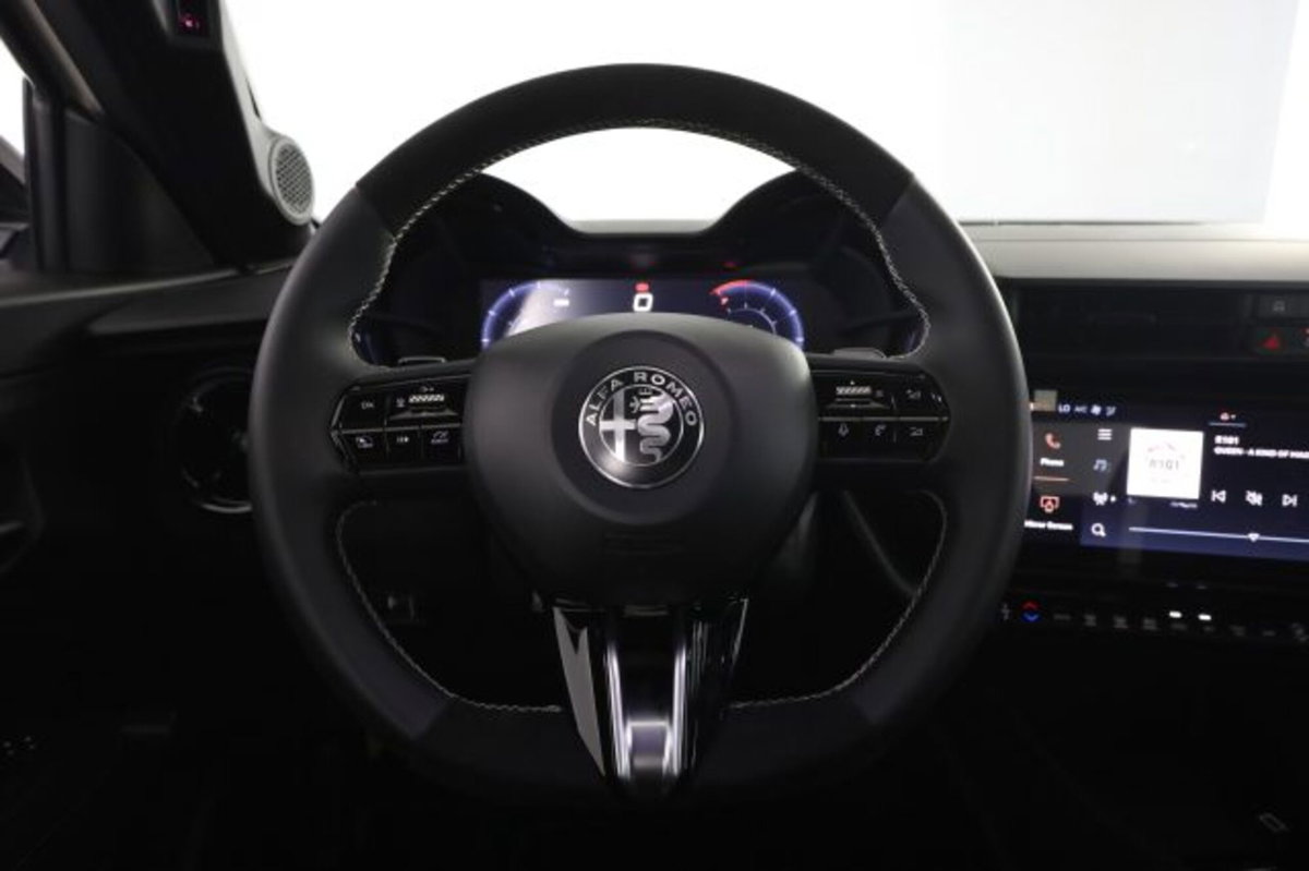 Alfa Romeo Junior 1.2 ibrida Q4 Milano Cortina 2026 145cv edct6 (13)
