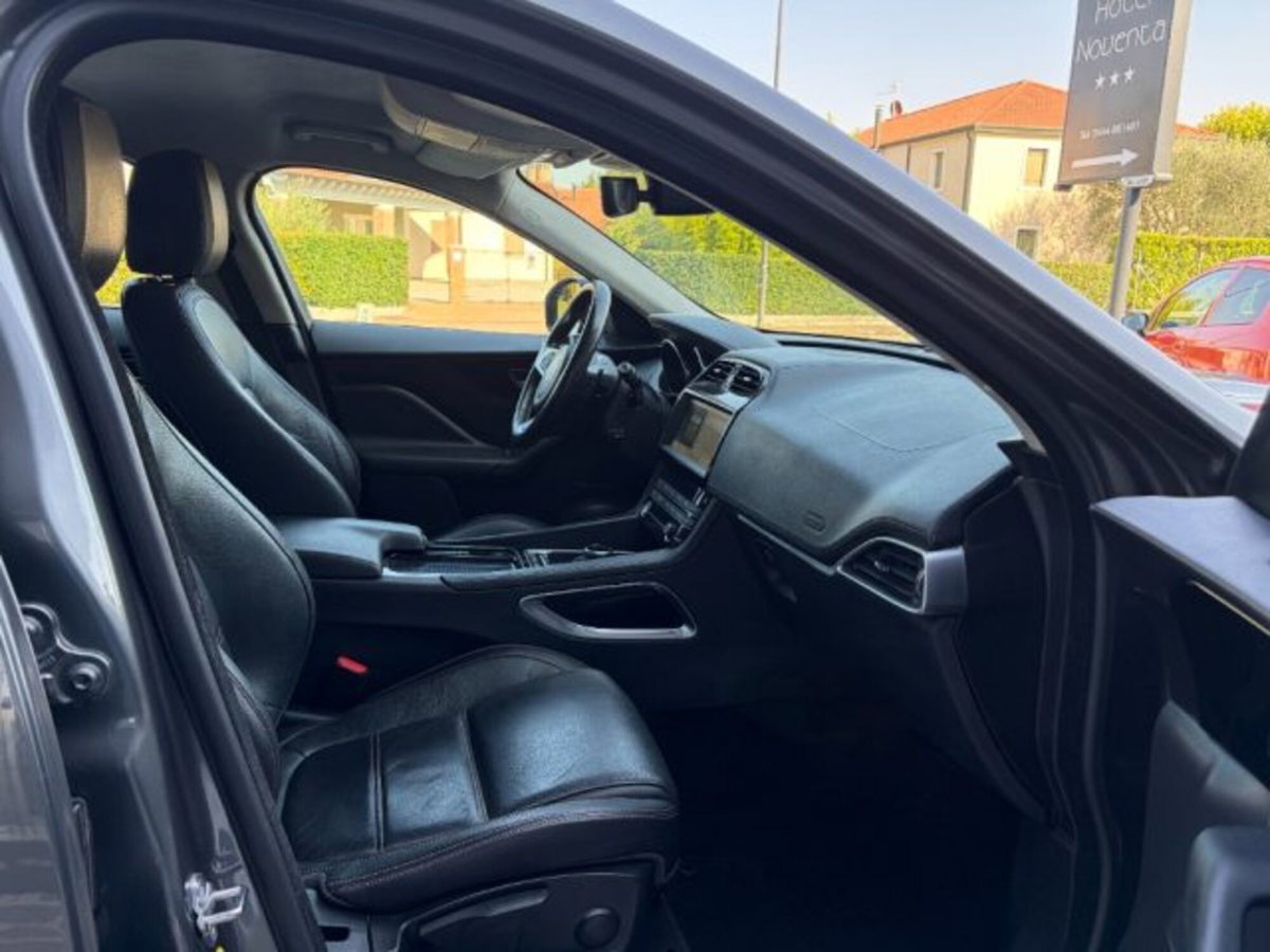Jaguar F-Pace 2.0 D 180 CV Prestige (12)