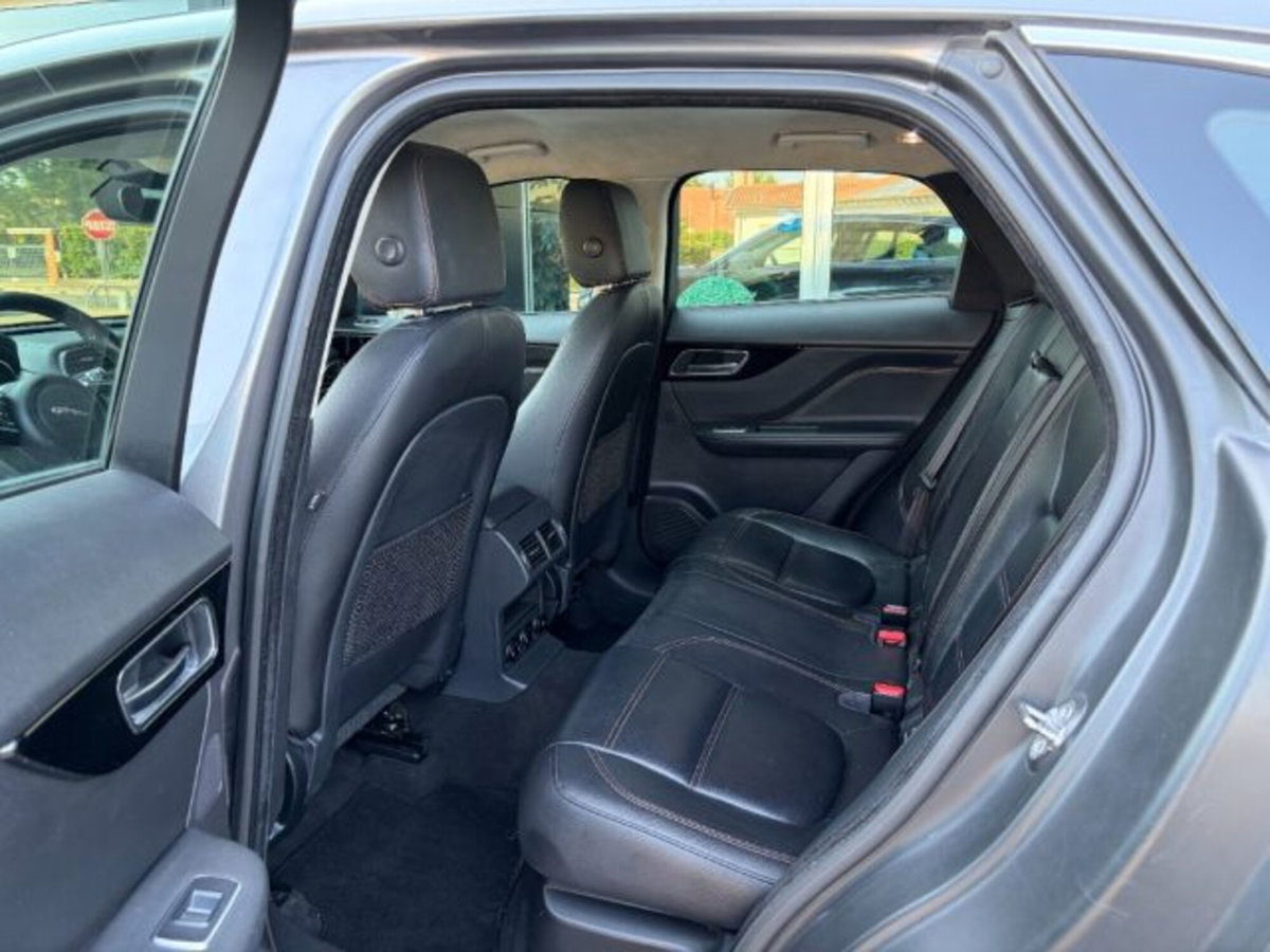 Jaguar F-Pace 2.0 D 180 CV Prestige (3)