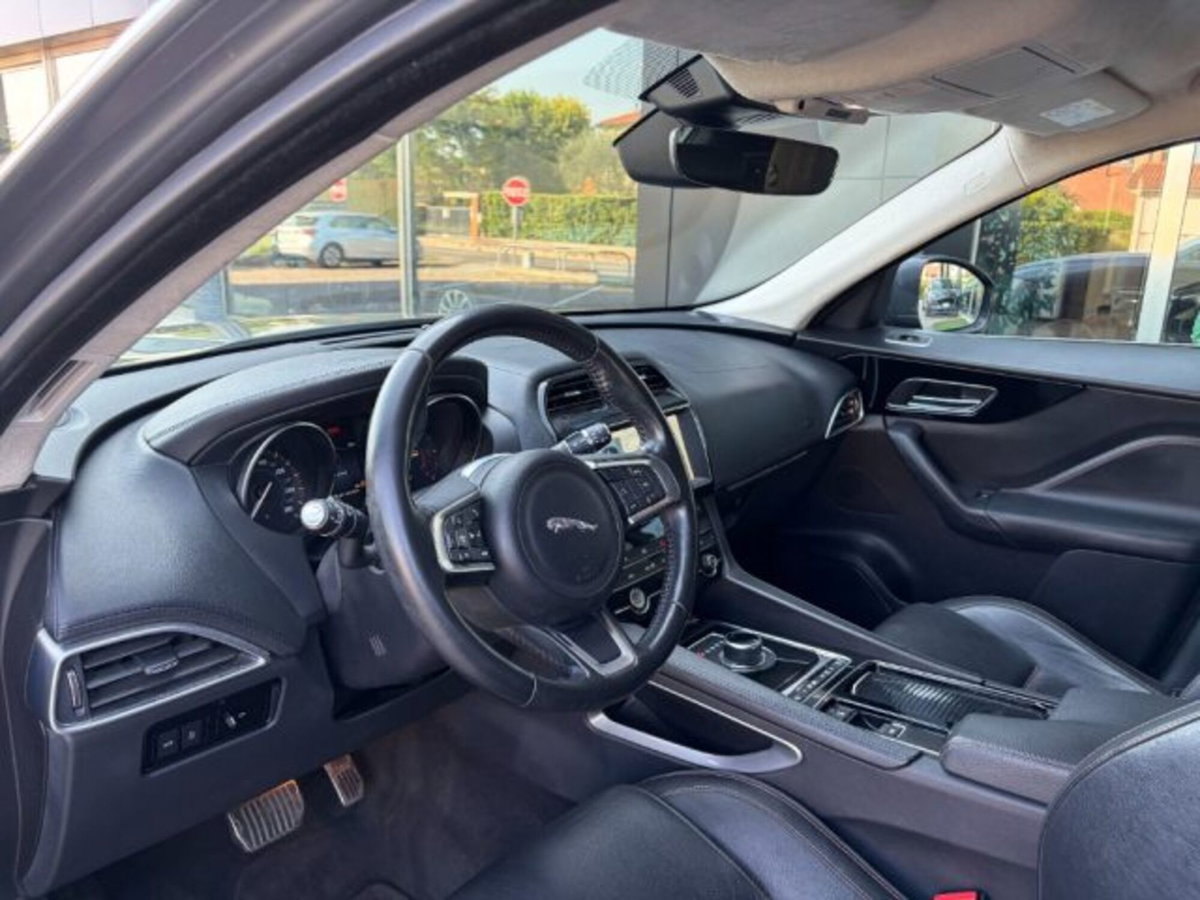 Jaguar F-Pace 2.0 D 180 CV Prestige (6)