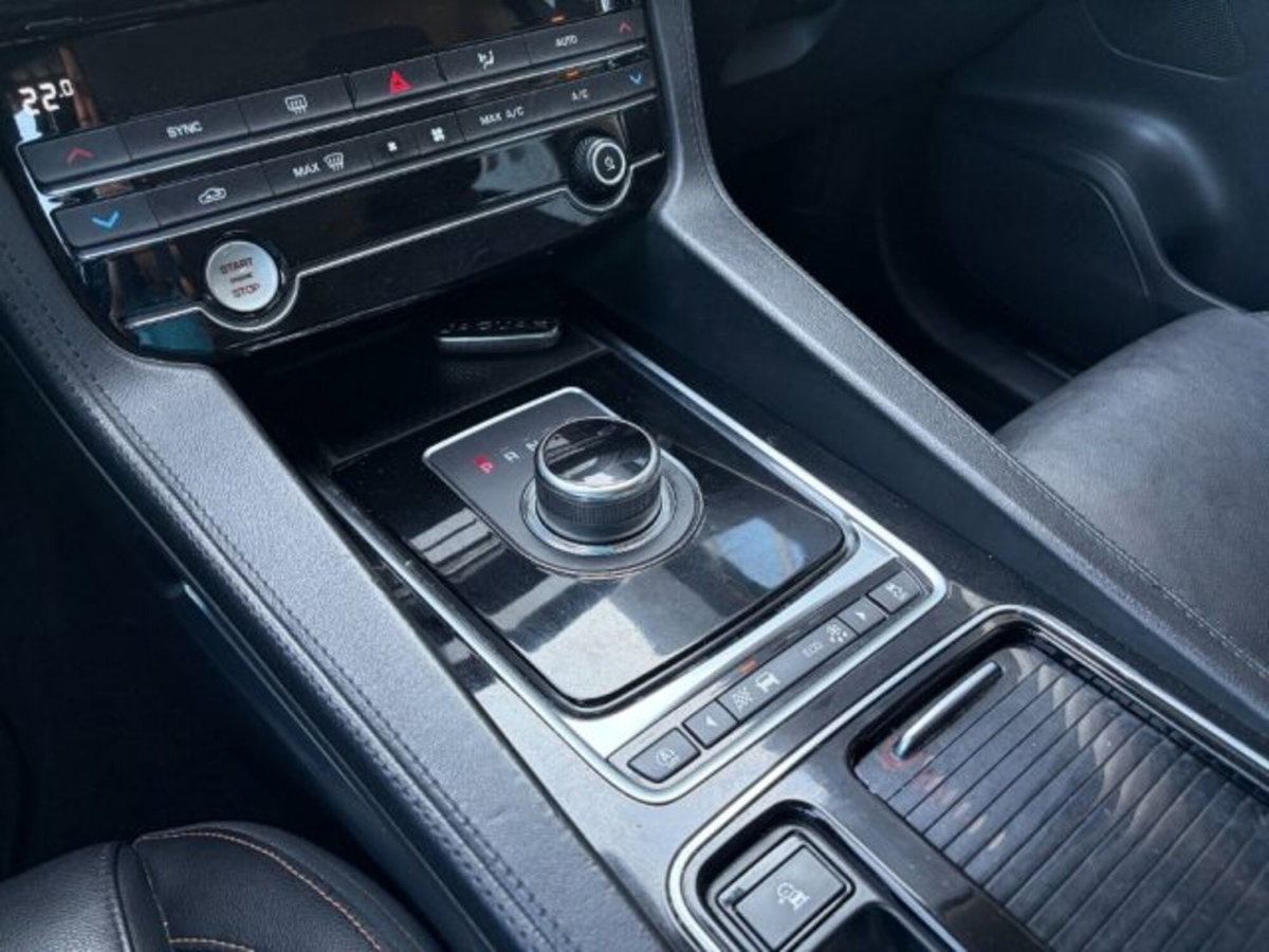 Jaguar F-Pace 2.0 D 180 CV Prestige (7)