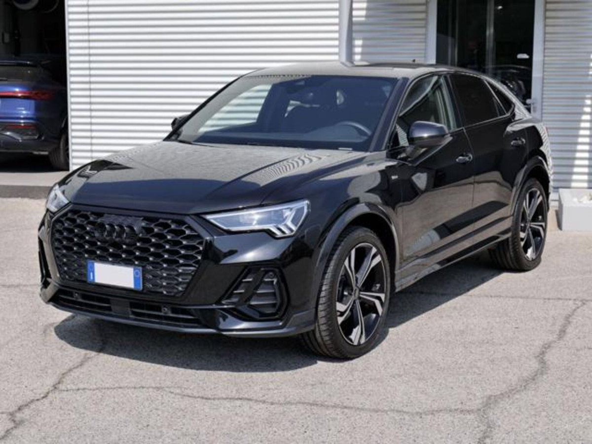 Audi Q3 Sportback 35 2.0 tdi Identity Black s-tronic