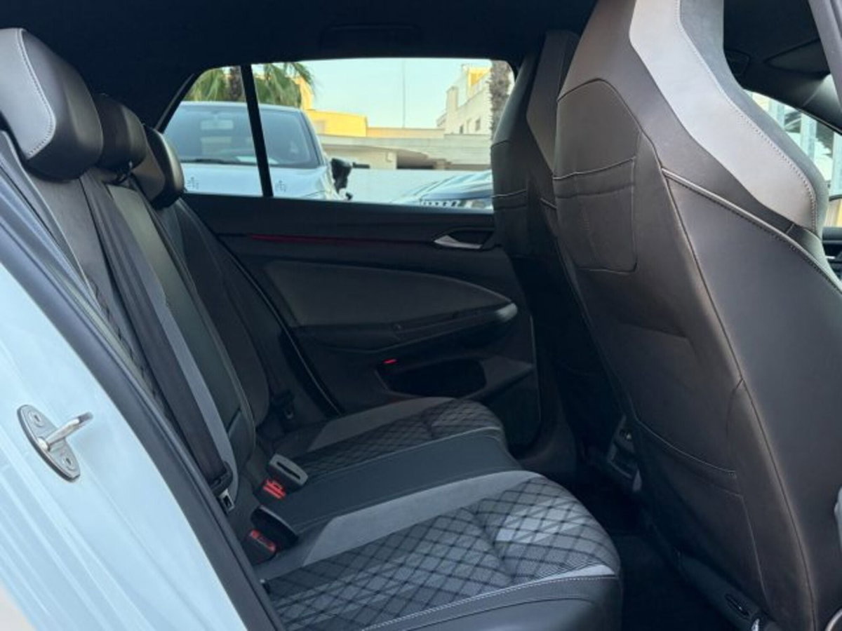 Volkswagen Golf 2.0 TDI 150 CV SCR R-Line (11)