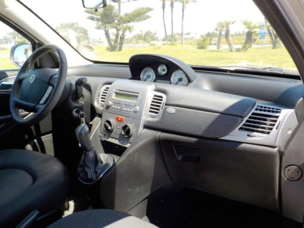 Lancia Ypsilon 1.3 MJT 90 CV Oro (19)