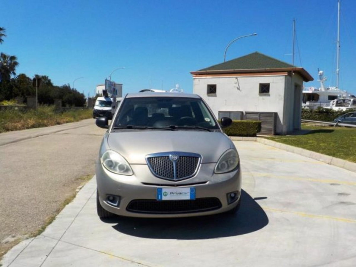 Lancia Ypsilon 1.3 MJT 90 CV Oro (2)
