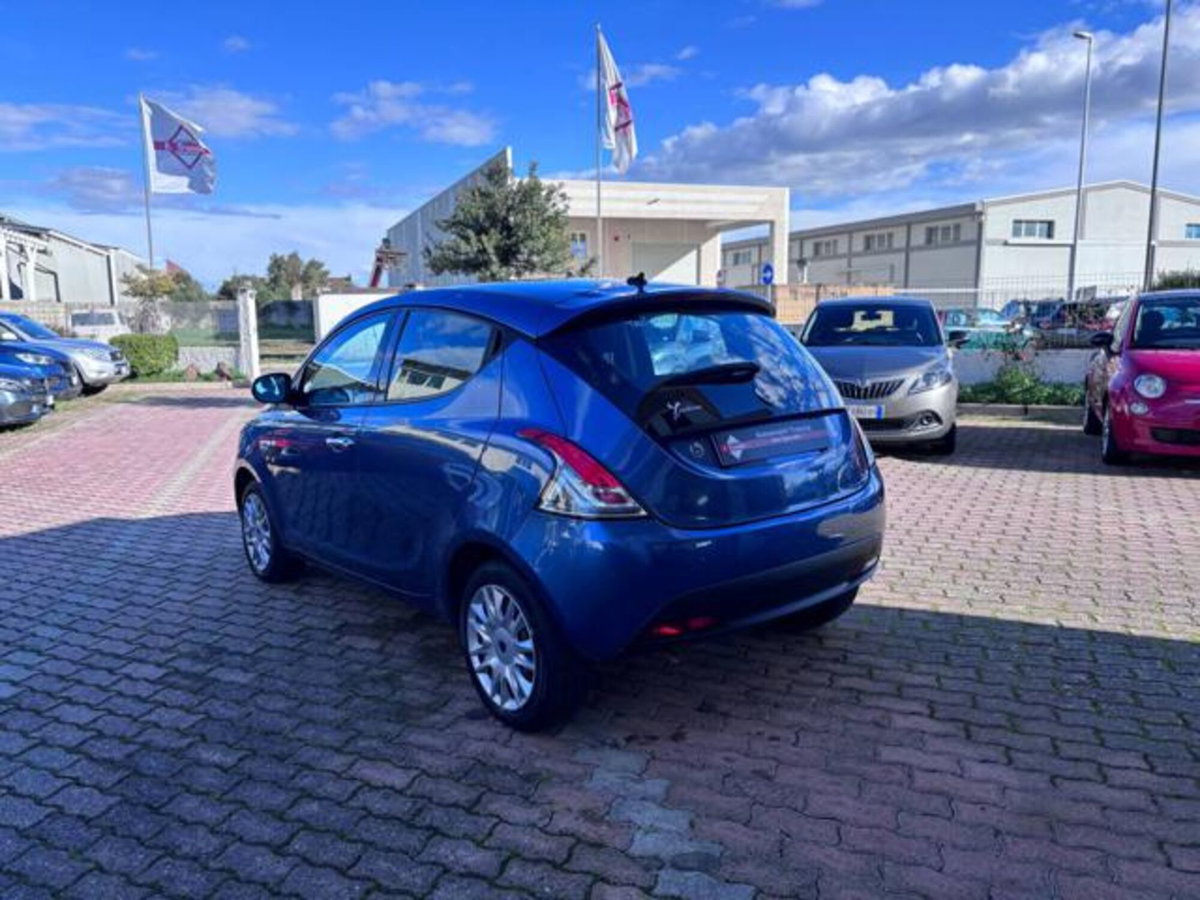 Lancia Ypsilon 1.0 FireFly 5 porte S&S Hybrid Ecochic Silver (5)