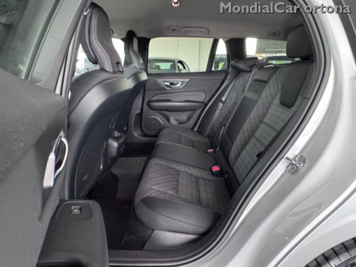 Volvo V60 B4 (d) automatico Essential (8)