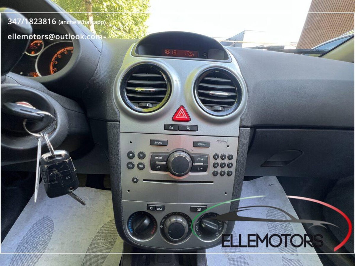 Opel Corsa 1.2 5 porte Cosmo (11)