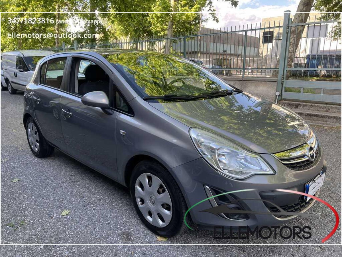 Opel Corsa 1.2 5 porte Cosmo (3)