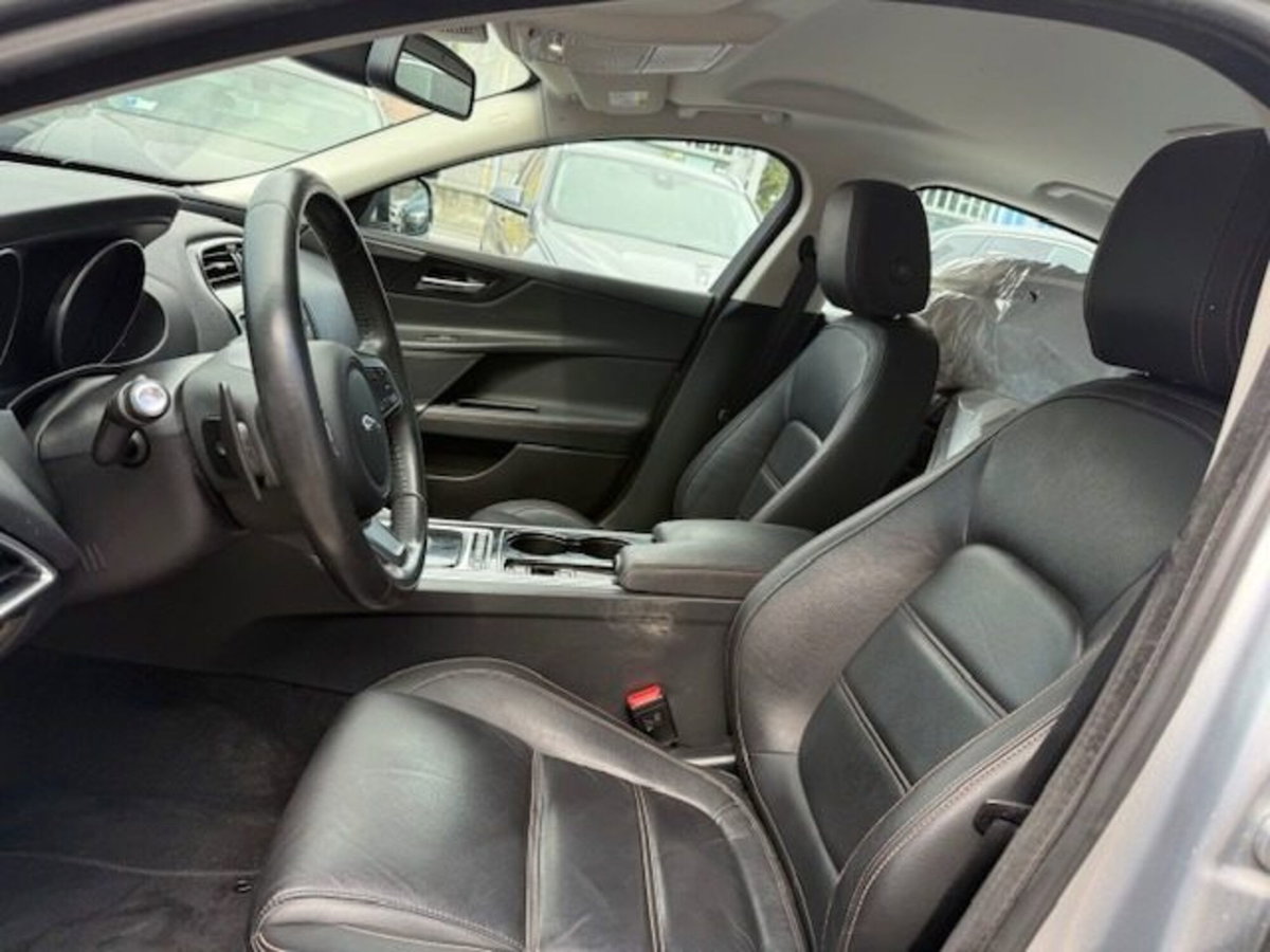Jaguar XF 2.0 D 180 CV aut. Portfolio (6)