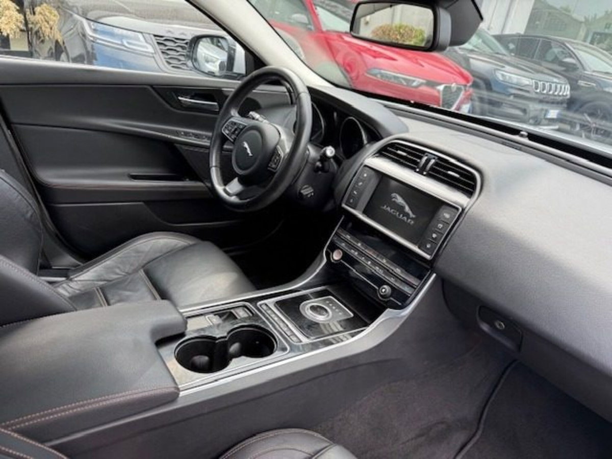 Jaguar XF 2.0 D 180 CV aut. Portfolio (7)