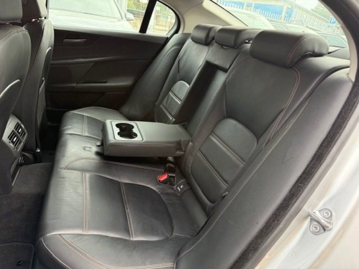 Jaguar XF 2.0 D 180 CV aut. Portfolio (9)