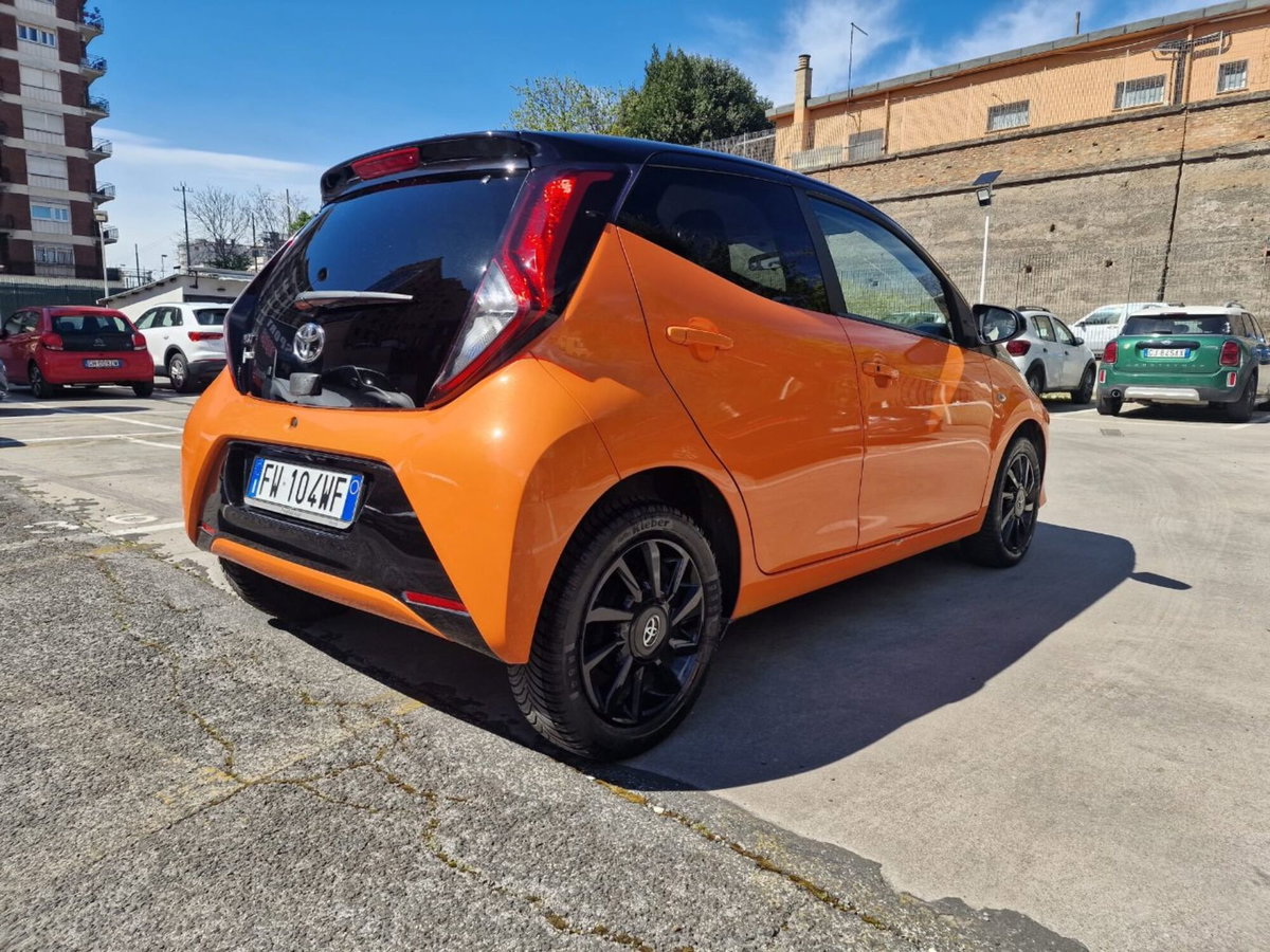 Toyota Aygo 1.0 VVT-i 72 CV 5 porte x-wave orange (5)